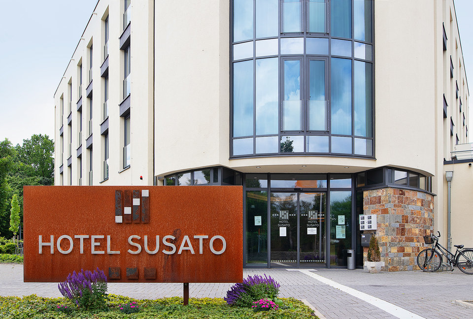 Hotel Susato - Außenansicht des Eingangsbereichs frontal