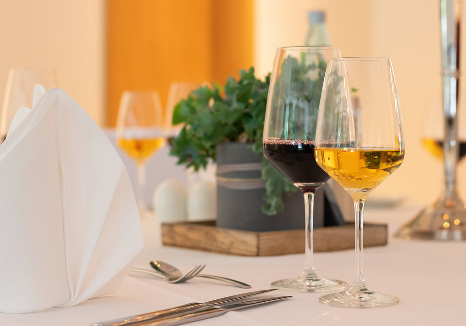 Feste und Feiern im Hotel Susato - Tischdekoration mit Wein