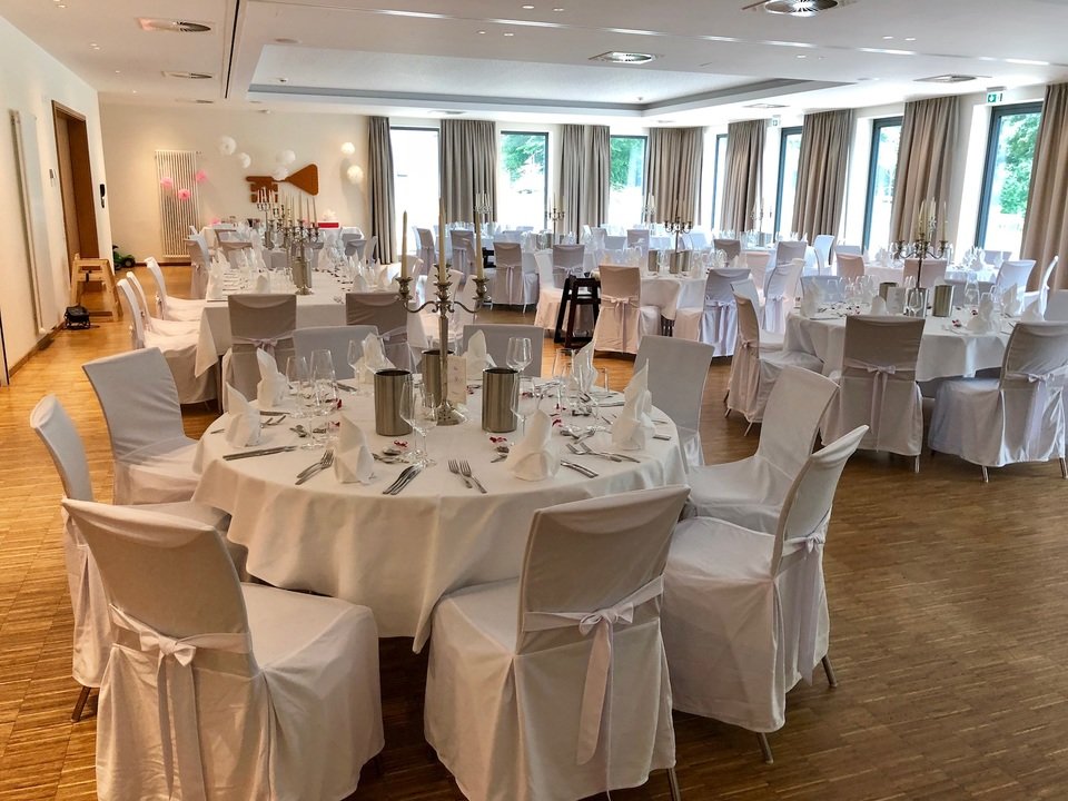 Ballroom in the Hotel Susato - room overview with tables and chairs