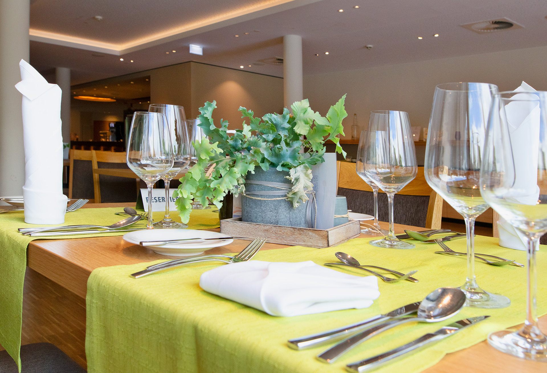 Gastronomie im Hotel Susato - gedeckter Tisch mit Servietten und Weingläsern