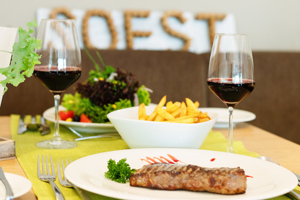 Gastronomie im Hotel Susato - Gedeckter Tisch mit Essen