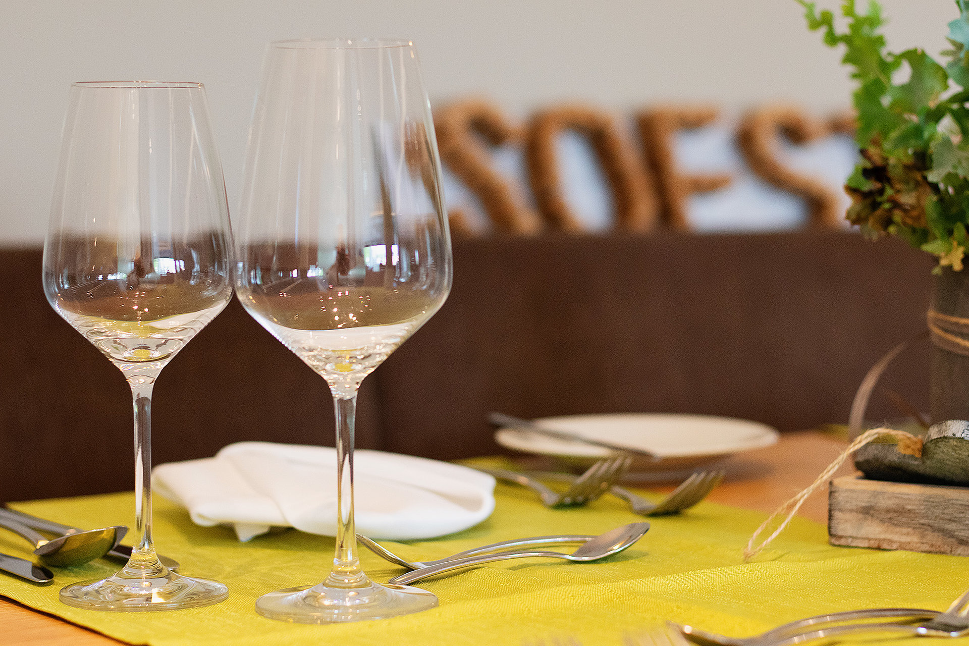 Gastronomy in the Hotel Susato - table set with wine glasses