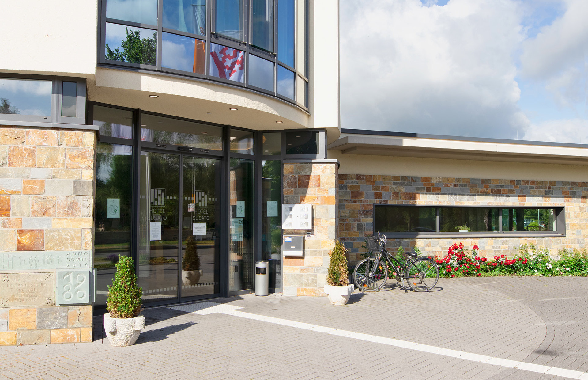 Hotel Susato - exterior view of the entrance area from the side