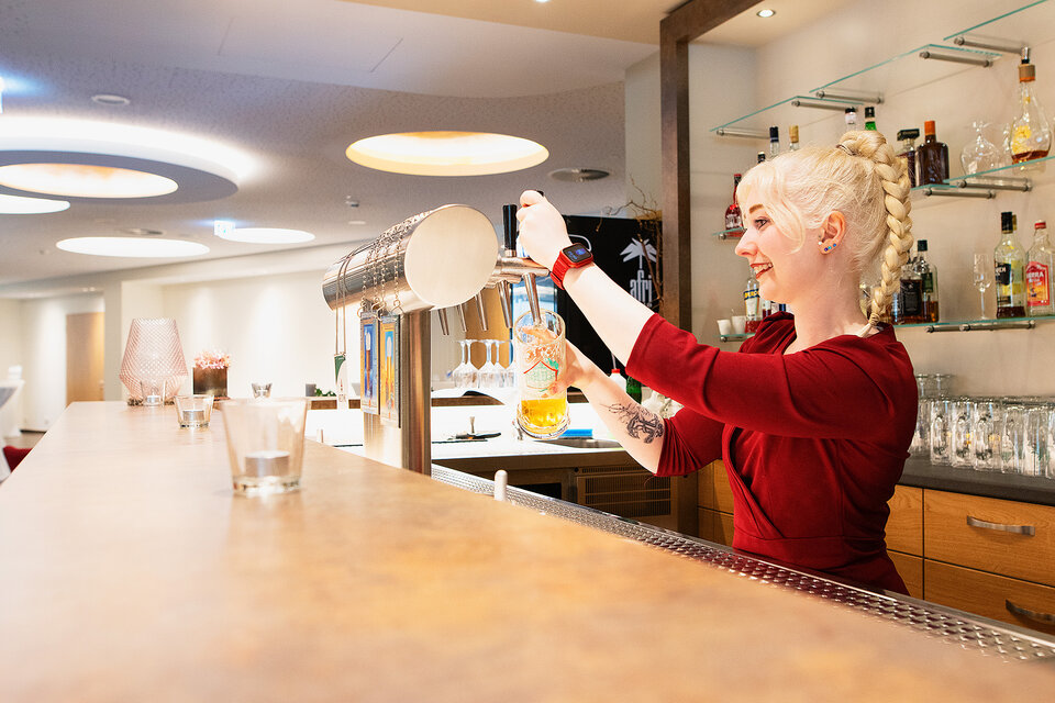Hotelbar im Hotel Susato - Mitarbeiterin am Zapfhahn