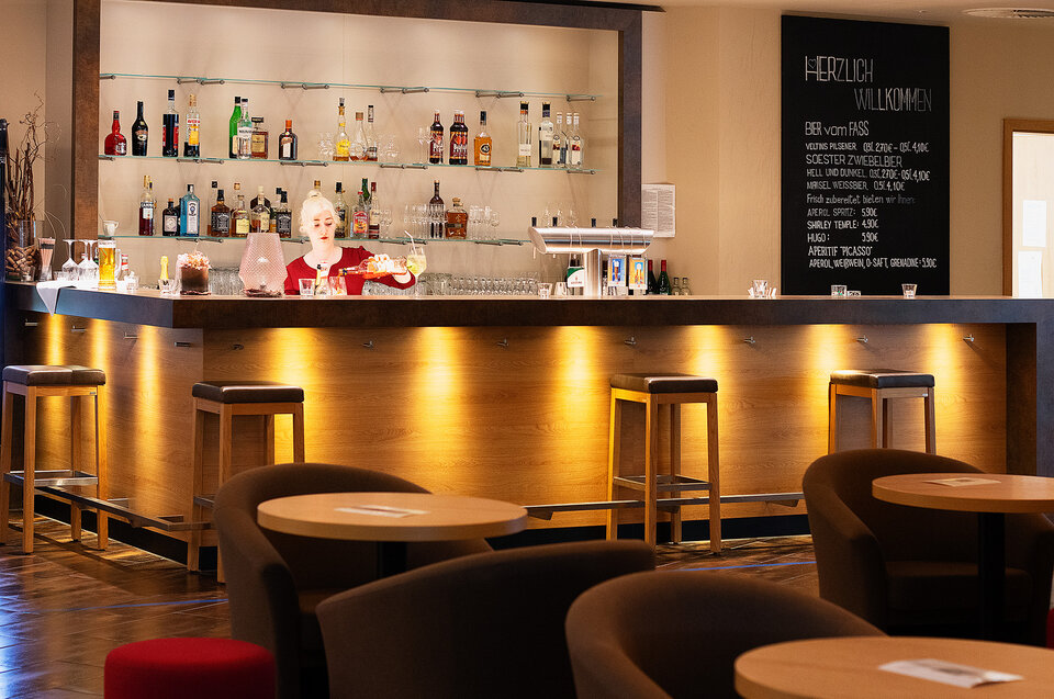 Hotelbar im Hotel Susato - Barbereich mit Mitarbeiterin