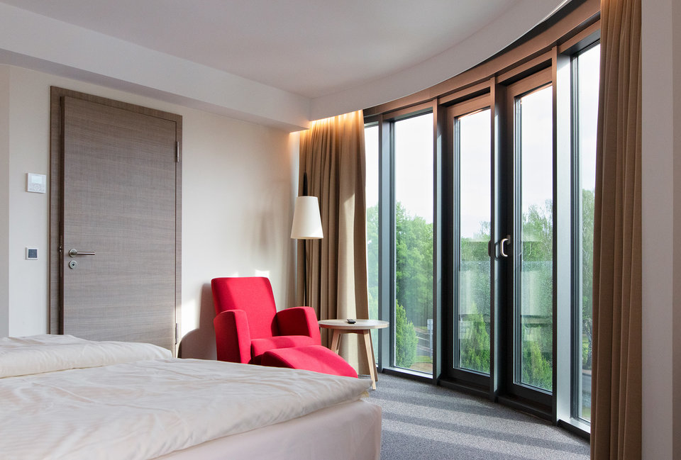 Hotelzimmer im Hotel Susato - Fensterfront ohne Vorhänge